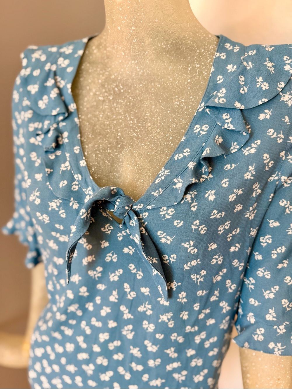 Sezane Pomme Blue and White Floral Tie-Front Ruffle Blouse. Size 34FR/2 US - Picture 5 of 11